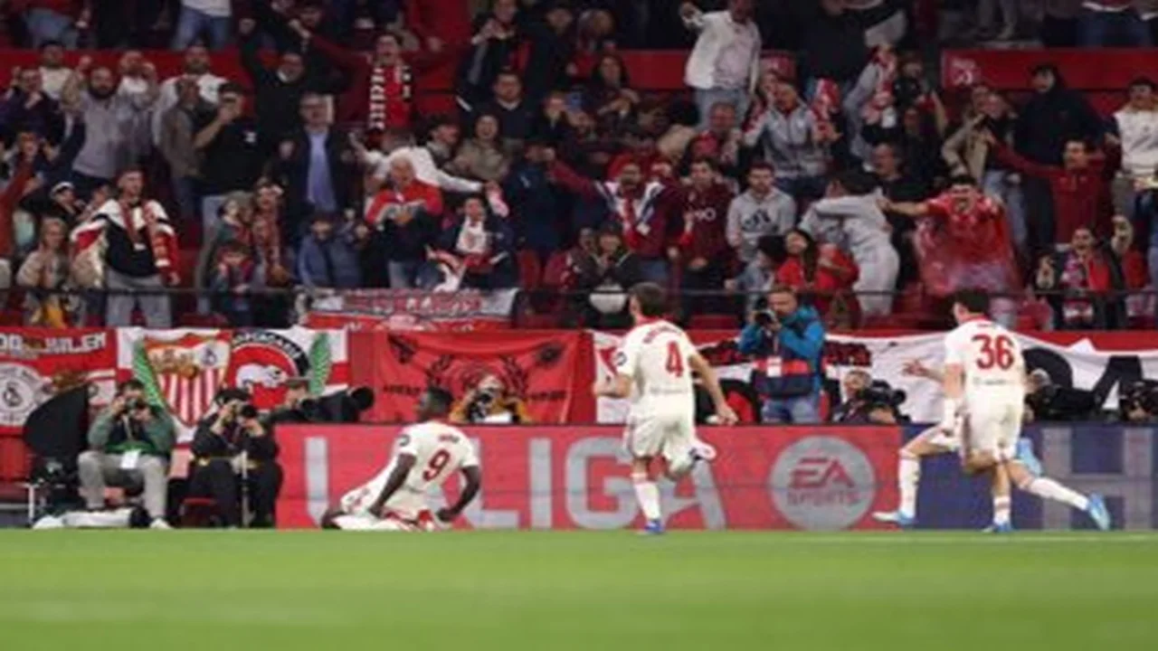 إشبيلية يباغت أتلتيكو مدريد ويغادر منطقة الهبوط